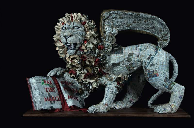 巴西裔瑞士藝術(shù)家 Marcelot 特意為這次雙年展創(chuàng)作一巨型雕塑。