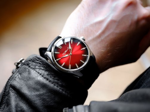 Moser的炎熱夏季腕表配備紅色 fumé表盤