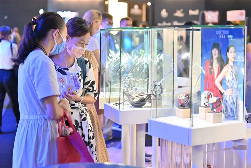 今年鐘表展以「與時(shí)約定」為主題，設(shè)有不同焦點(diǎn)展區(qū)，當(dāng)中包括永恒歲月、World Brand Piazza、 潮流時(shí)尚、巧匠瑰寶和機(jī)械及設(shè)備等，匯聚多國品牌，帶來風(fēng)格不同的名貴及潮流腕表。