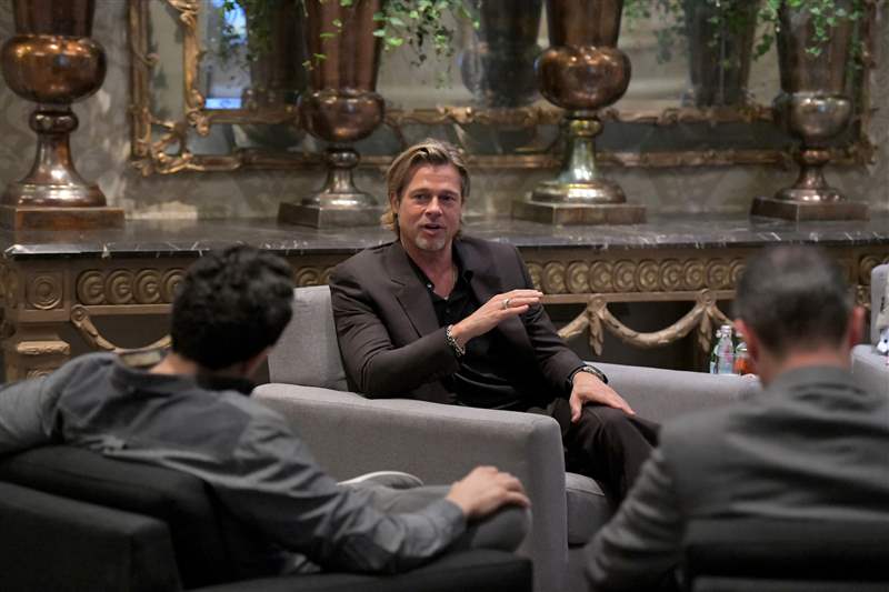 百年靈大使兼腕表收藏家布拉德·皮特 (Brad Pitt) 追求精準(zhǔn)酷