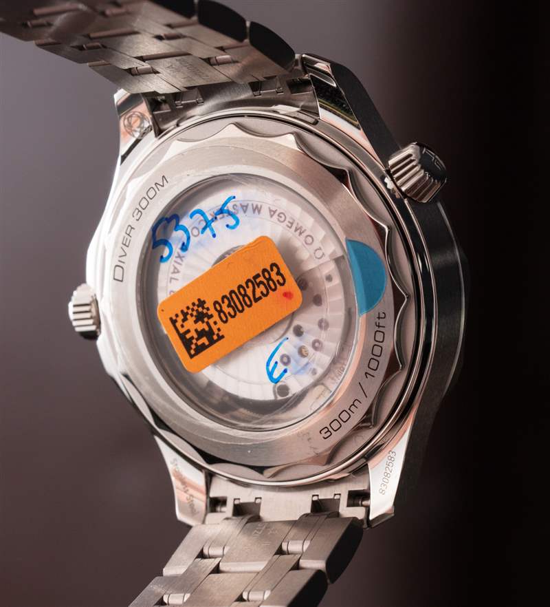 歐米茄海馬 300M 完善了白色表盤運(yùn)動手表