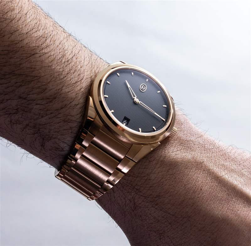 動(dòng)手操作：帕瑪強(qiáng)尼 Tonda PF 微型轉(zhuǎn)子金色手表