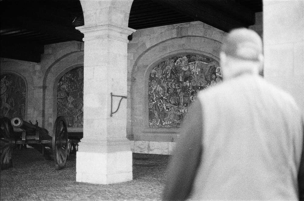 走進老阿森納的男人的背影。