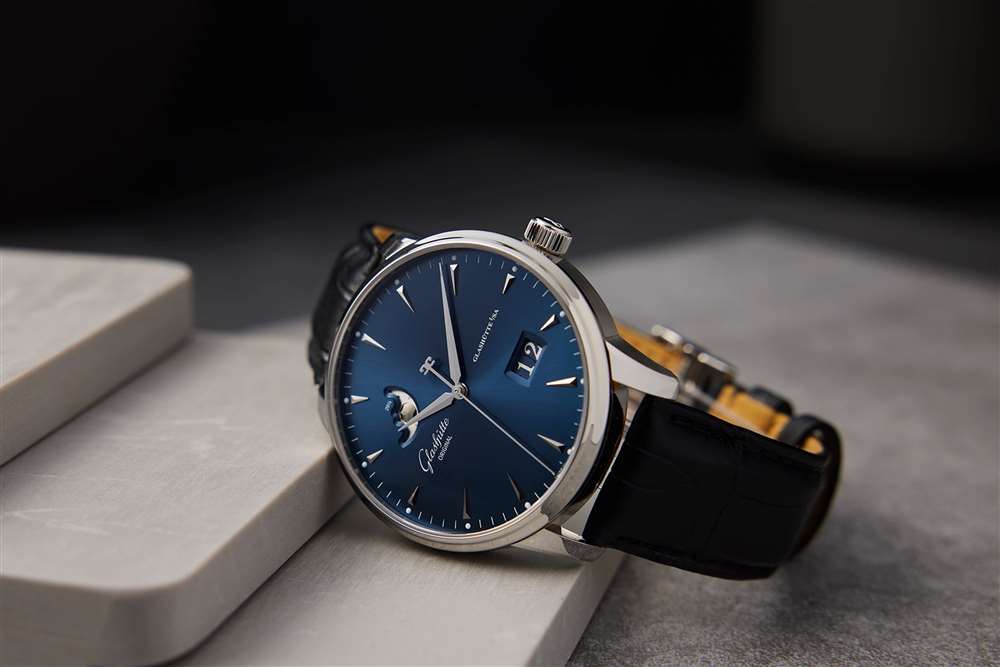 格拉蘇蒂原創 Senator Excellence Panorama Date Moon Phase 的生活方式圖片