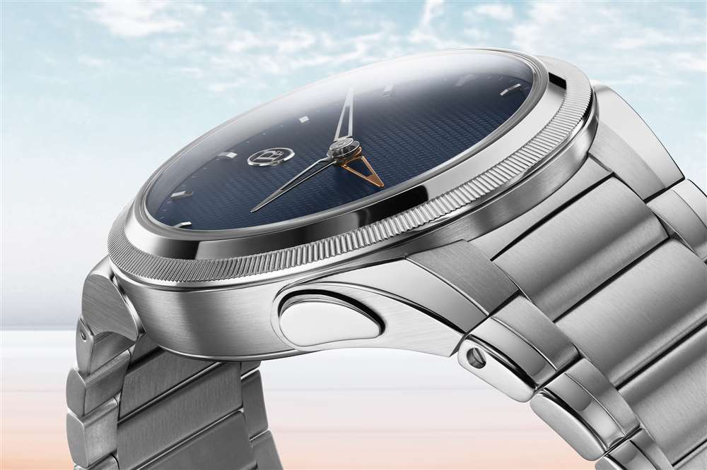 Parmigiani Fleurier Tonda PF GMT Rattrapante 的側(cè)面渲染圖。