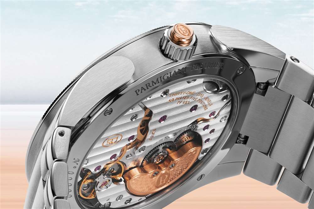 Parmigiani Fleurier Tonda PF GMT Rattrapante 的側(cè)面渲染圖。