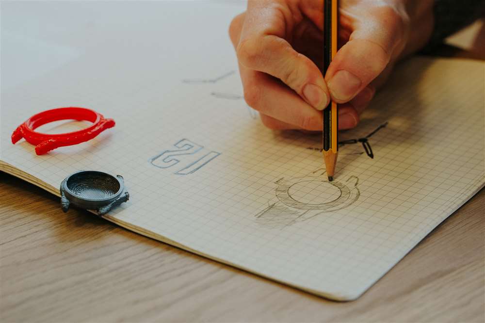 一個人在畫手表