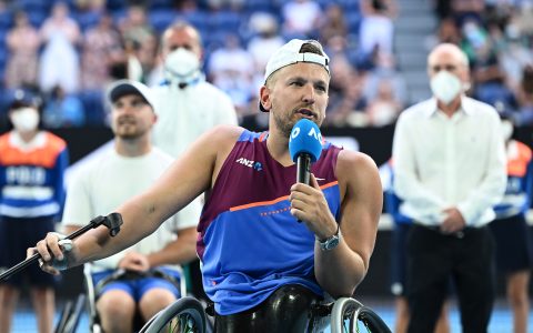 觀看男子輪椅網(wǎng)球比賽中的山羊在澳大利亞公開賽上佩戴浪琴表