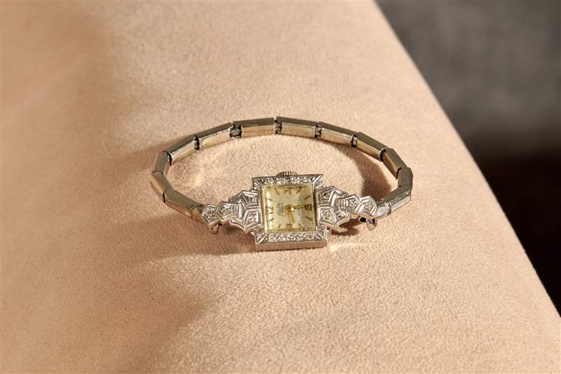 沙發扶手上的裝飾藝術手表