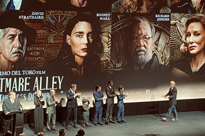 與演員和工作人員在舞臺上的噩夢巷紐約首映式現場直播