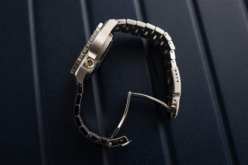 600T 的表殼和表鏈細節。