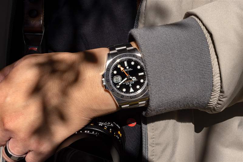 手腕上的黑色表盤(pán)勞力士探險(xiǎn)家