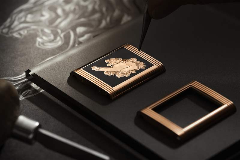 正在生產(chǎn)的 Jaeger-LeCoultre Reverso Tribute Enamel“Tiger”腕表。