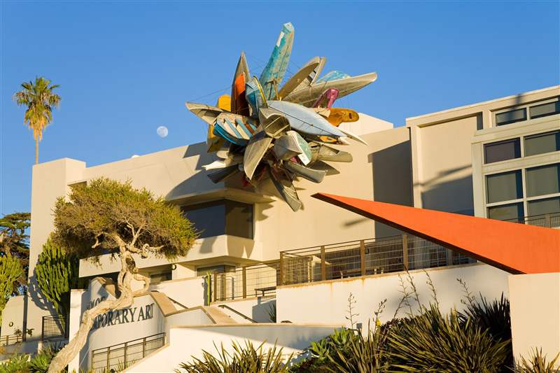 孟菲斯風格的博物館外觀