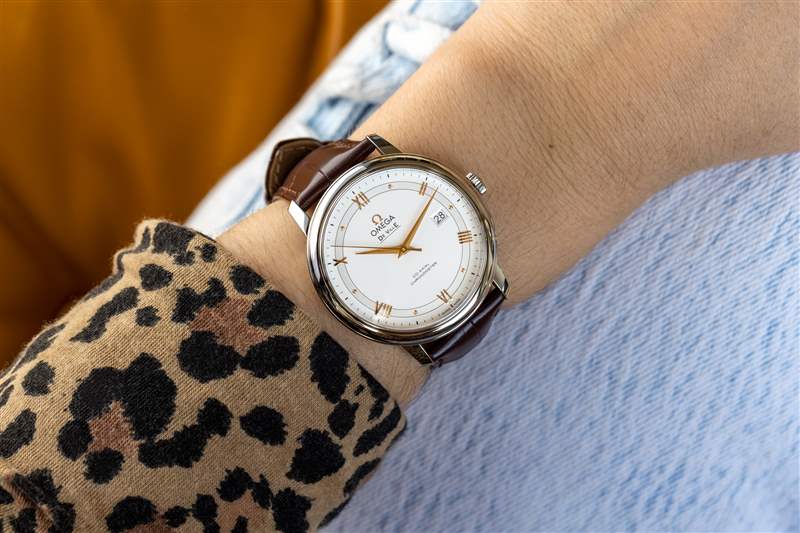 歐米茄碟飛 Prestige 同軸計(jì)時(shí)碼表，女性模特