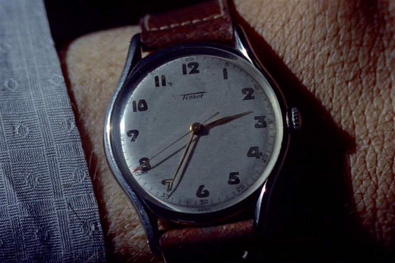 吉米·斯圖爾特在《后窗》中在室內(nèi)佩戴天梭Field腕表