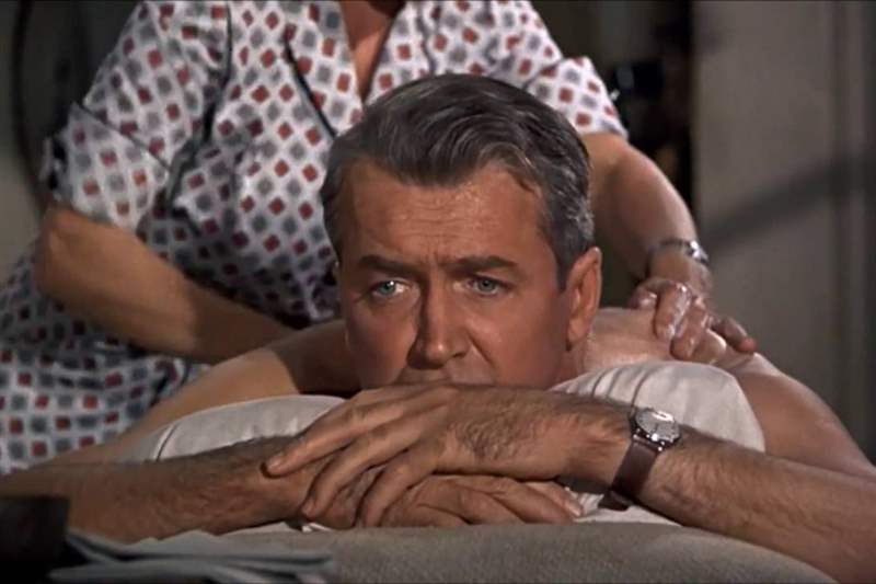 吉米·斯圖爾特在《后窗》中在室內(nèi)佩戴天梭Field腕表