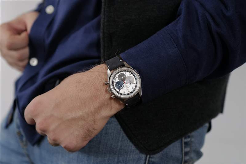 將真力時(shí)Chronomaster Original手表佩戴到手腕上