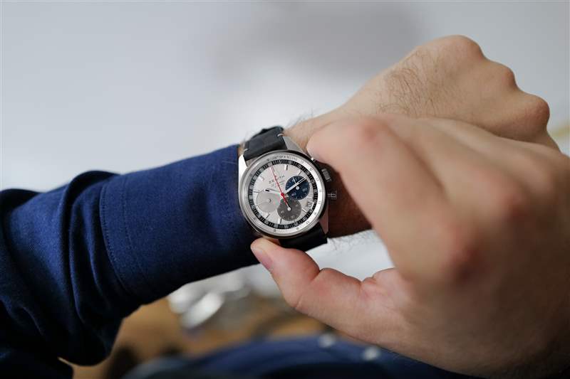 將真力時(shí)Chronomaster Original手表佩戴到手腕上