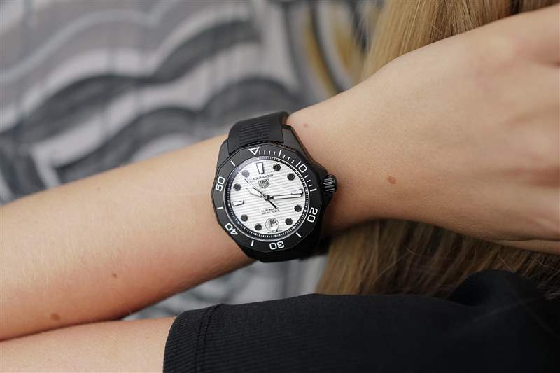 親身體驗全新泰格豪雅夜間潛水系列是年度熱門單曲