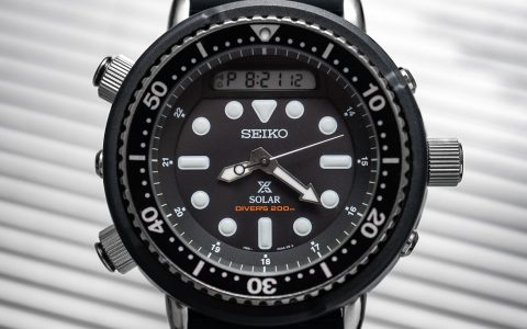 揮霍百年靈和精工的模擬數字圖標