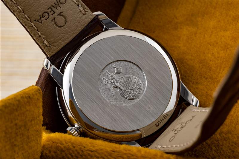 歐米茄碟飛 Prestige 底蓋，刻有原版歐米茄地球標(biāo)志