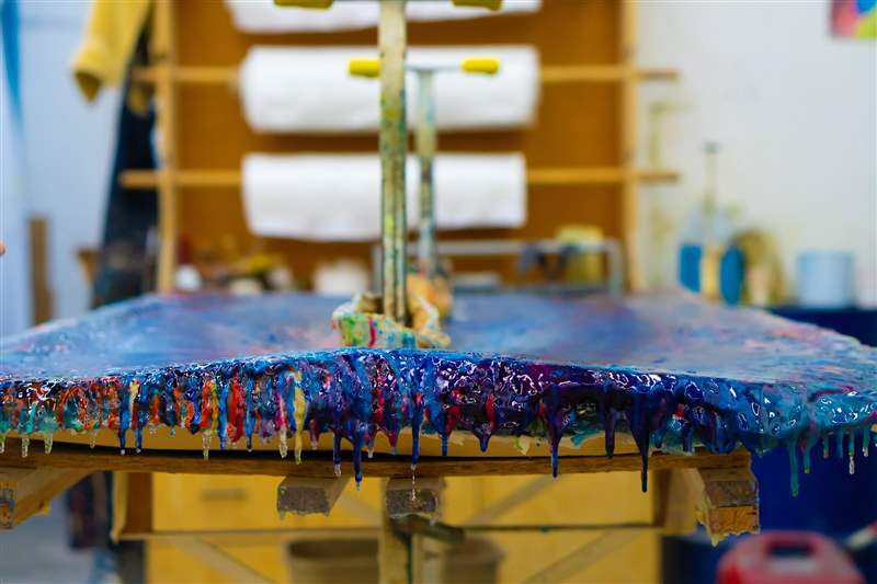 作為 One More Wave 藝術療法的一部分，在板上作畫。