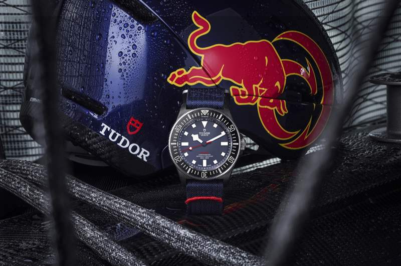 『新表』帝舵推出Pelagos FXD Alinghi Red Bull Racing Edition大三針腕表和計時碼表：碳復合材料表殼，藍白灰帆船色