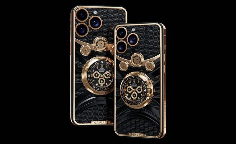 移植在18K 金與鈦金屬材質制成的手機殼上，并以1930 年代經典賽車Campbell's Blue Bird 為靈感打造而成，展現極致奢華。 （Caviar）