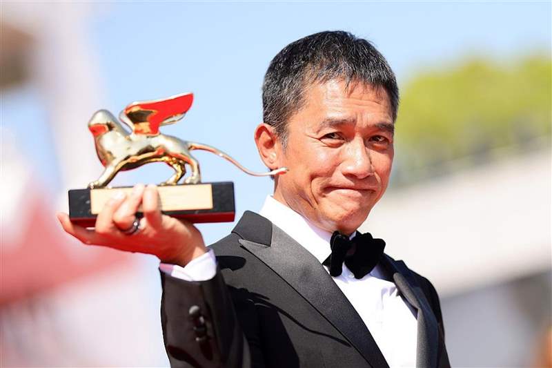 梁朝偉勇奪威尼斯終身成就獎成亞洲首例手上配飾反映個人特質
