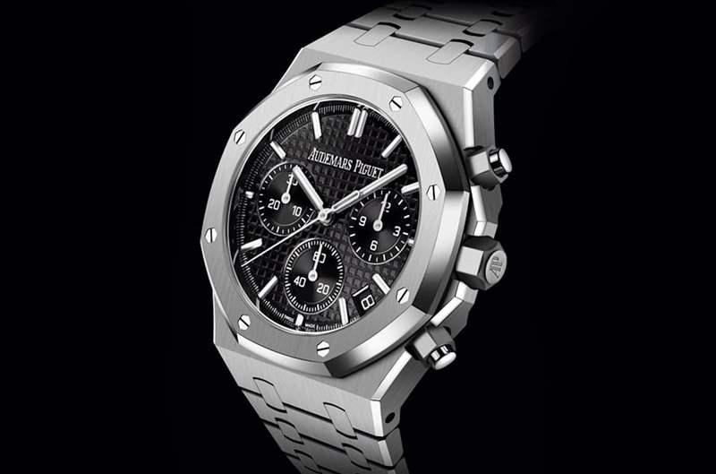 不鏽鋼黑面皇家橡樹自動上鍊計時碼錶目前國外報價約55,400美金，一年前後下滑幅度是藍面、黑面與白面中最多的。（AUDEMARS PIGUET）