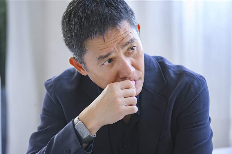 梁朝偉接受訪問時，戴上一枚BVLGARI Octo Finissimo Automatic腕錶（圖片來源：BVLGARI）