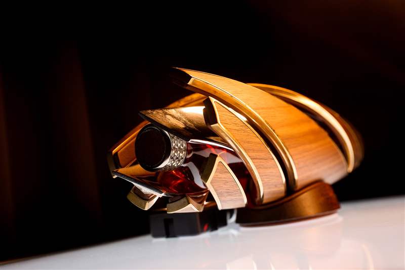 麥卡倫與賓利汽車(chē)合作推出「麥卡倫·無(wú)界」創(chuàng)意概念酒樽