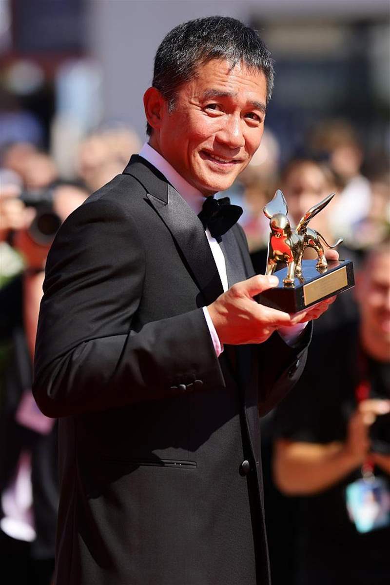 梁朝偉勇奪威尼斯終身成就獎成亞洲首例手上配飾反映個人特質