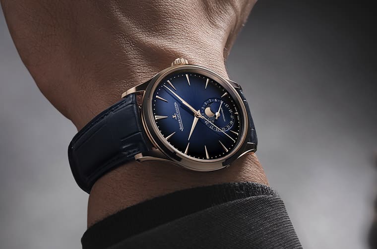 積家Master Ultra超薄大師月相表改玫瑰金材質搭配漸層藍色面盤詮釋雅致型格
