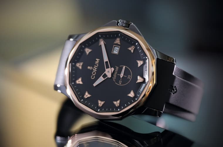 昆侖表海軍上將小三針以陶瓷表殼結(jié)合涂鴉藝術(shù)揮灑現(xiàn)代風(fēng)格