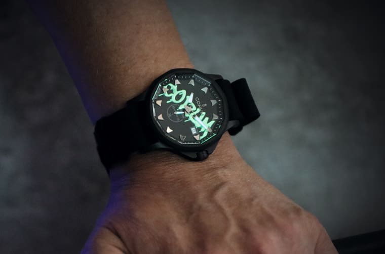 昆侖表海軍上將小三針以陶瓷表殼結(jié)合涂鴉藝術(shù)揮灑現(xiàn)代風(fēng)格