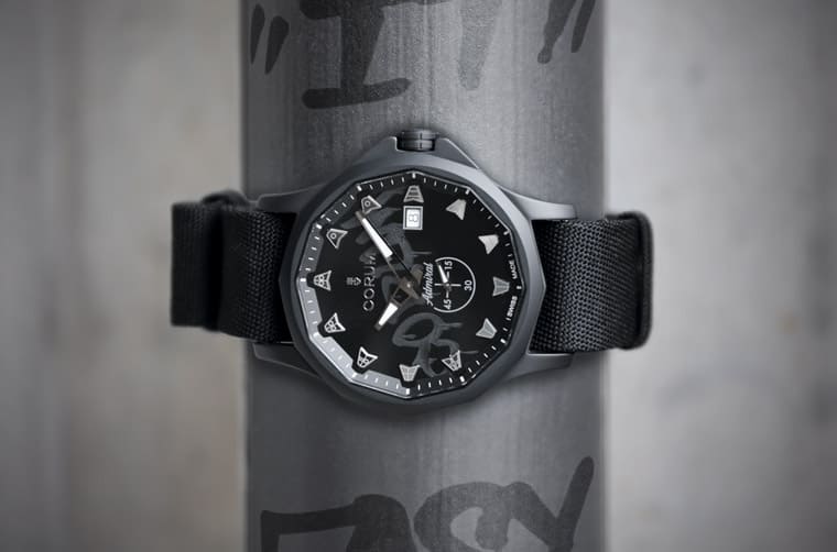 昆侖表海軍上將小三針以陶瓷表殼結(jié)合涂鴉藝術(shù)揮灑現(xiàn)代風(fēng)格